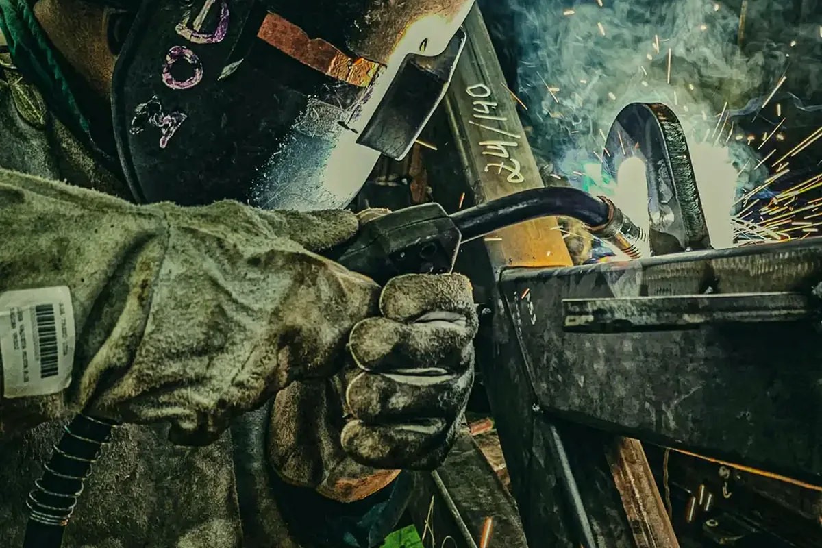 أعمال لحام وتجهيز معدني